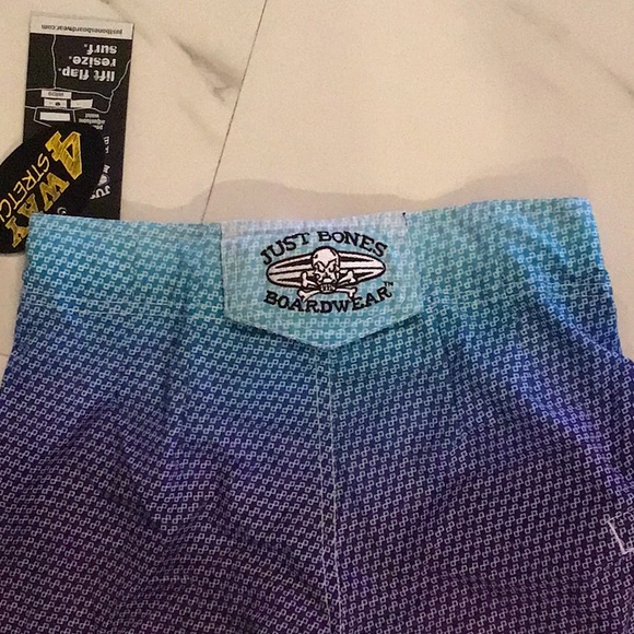 Just bones ocean current shorts - Picture 3 of 4